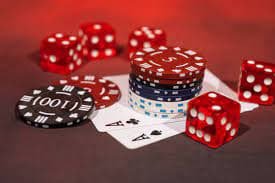 Gambaran visual keamanan data digital dengan simbol kunci dan enkripsi pada layar komputer